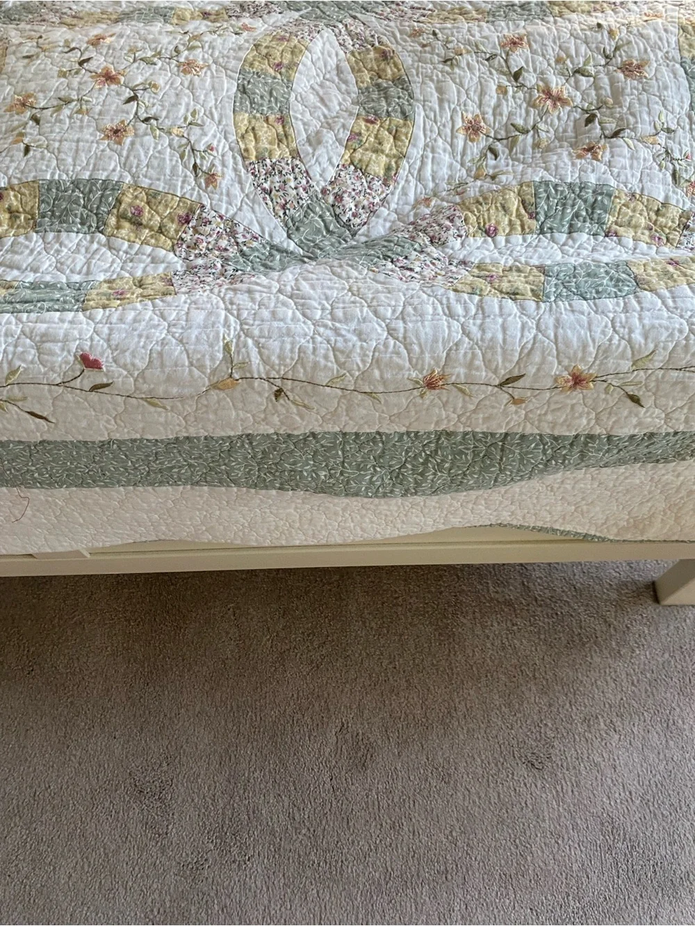 Vintage Classic Double Wedding Ring Quilted Bedspread in Cream and Green